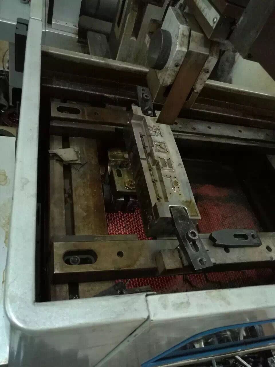 電火花線切割機床加工產品過程