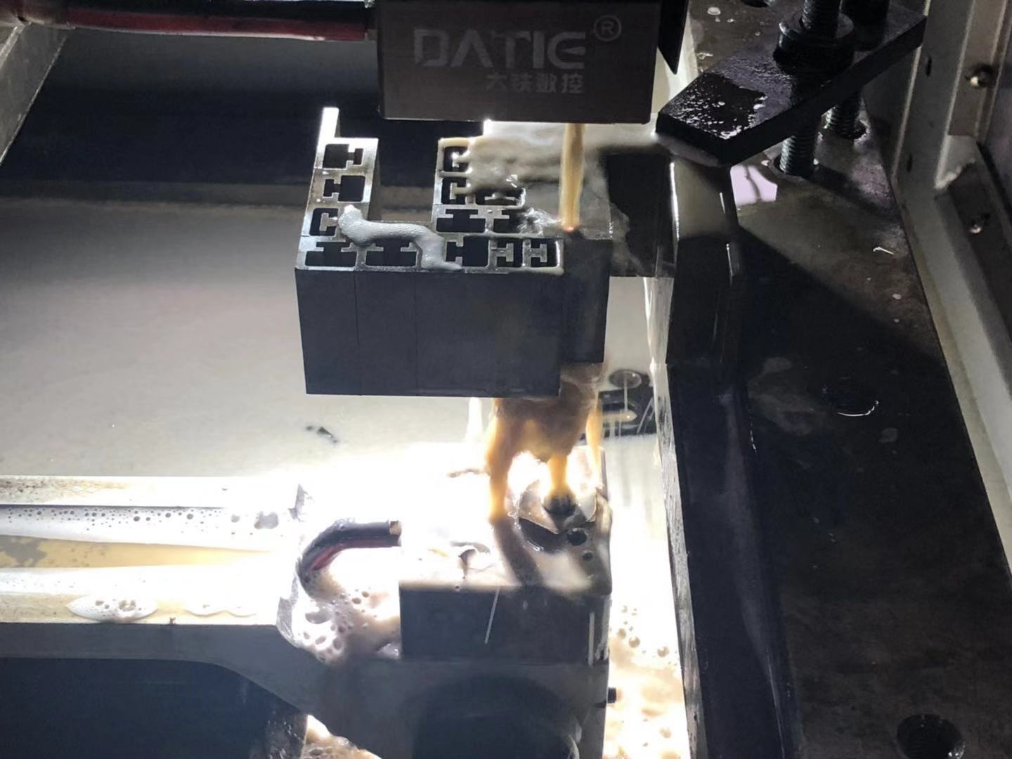 線切割加工中經常回退的原因
